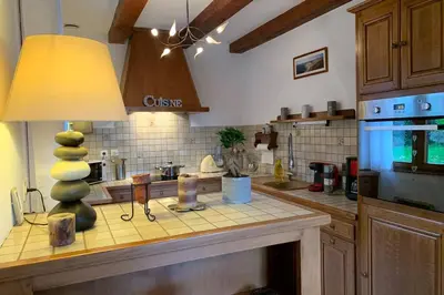 Cuisine ou kitchenette dans l'établissement Gîte du Cosquer