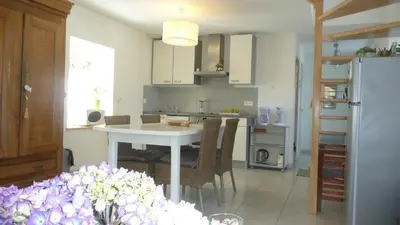 Cuisine ou kitchenette dans l'établissement Maison Béniguet au Pays des Abers