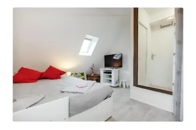 Télévision ou salle de divertissement dans l'établissement Studio confort Plouédern 20 m² avec jardin clos