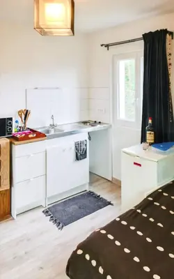 Cuisine ou kitchenette dans l'établissement Studio confort Plouédern 20 m² avec jardin clos