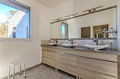 Salle de bains dans l'établissement La Villa des Légendes - Spa & Swimming Pool