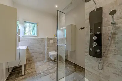 Salle de bains dans l'établissement La Villa des Légendes - Spa & Swimming Pool