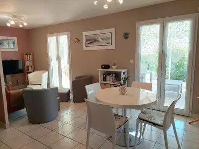 Télévision ou salle de divertissement dans l'établissement Holiday Home in Plouhinec by Audierne Bay