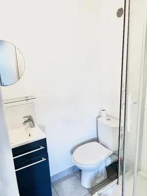 Salle de bains dans l'établissement Studios meublés Brest Keruscun