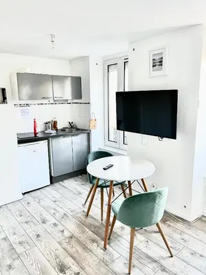 Cuisine ou kitchenette dans l'établissement Studios meublés Brest Keruscun