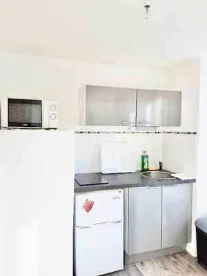 Cuisine ou kitchenette dans l'établissement Studios meublés Brest Keruscun