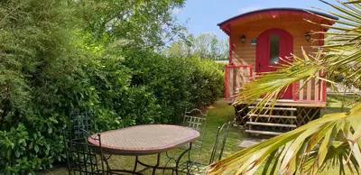 Jardin de l'établissement LE PETIT NID DANS LA ROULOTTE
