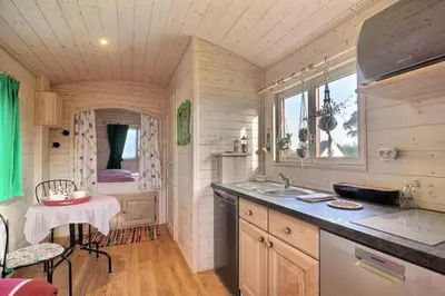 Cuisine ou kitchenette dans l'établissement LE PETIT NID DANS LA ROULOTTE
