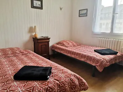 Un ou plusieurs lits dans un hébergement de l'établissement Chambre au calme et simple, cuisine à dispo