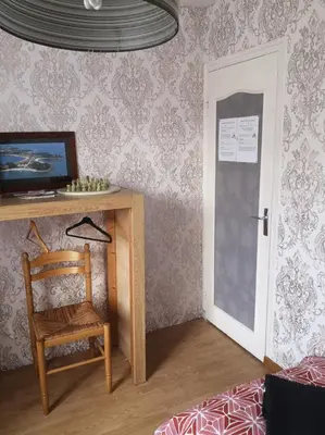 Plan de l'établissement Chambre au calme et simple, cuisine à dispo