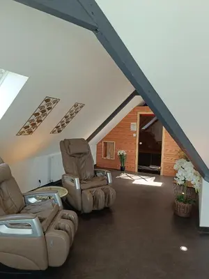Coin salon dans l'établissement Les Suites de Bougainville