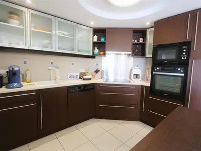 Cuisine ou kitchenette dans l'établissement Bénodet, appart. 3*, plage à pied, parking privé - FR-1-481-52