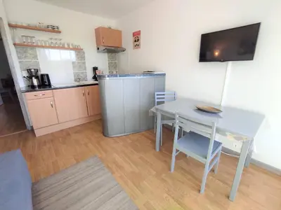 Cuisine ou kitchenette dans l'établissement Appartement rénové, calme 300m plage, avec parking et balcon – Beg Meil, Fouesnant - FR-1-481-55