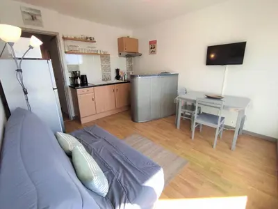 Cuisine ou kitchenette dans l'établissement Appartement rénové, calme 300m plage, avec parking et balcon – Beg Meil, Fouesnant - FR-1-481-55