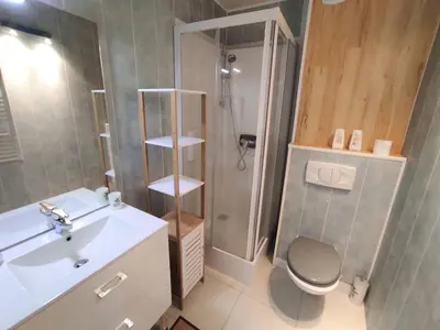 Salle de bains dans l'établissement Appartement rénové, calme 300m plage, avec parking et balcon – Beg Meil, Fouesnant - FR-1-481-55