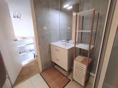Salle de bains dans l'établissement Appartement rénové, calme 300m plage, avec parking et balcon – Beg Meil, Fouesnant - FR-1-481-55