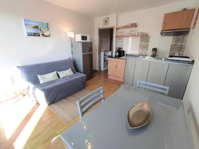 Cuisine ou kitchenette dans l'établissement Appartement rénové, calme 300m plage, avec parking et balcon – Beg Meil, Fouesnant - FR-1-481-55
