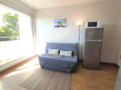 Cuisine ou kitchenette dans l'établissement Appartement rénové, calme 300m plage, avec parking et balcon – Beg Meil, Fouesnant - FR-1-481-55