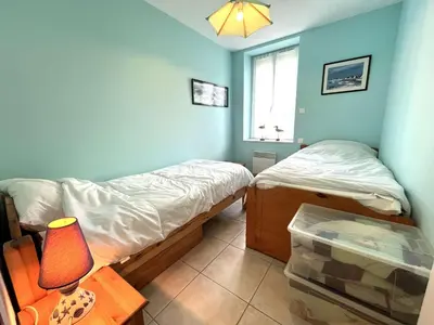 Un ou plusieurs lits dans un hébergement de l'établissement Appartement avec jardin proche plage et port, 2 chambres, parking privé, équipements complets - FR-1-481-56
