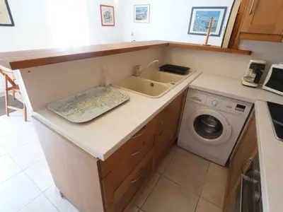 Cuisine ou kitchenette dans l'établissement Appartement avec jardin proche plage et port, 2 chambres, parking privé, équipements complets - FR-1-481-56