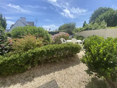 Jardin de l'établissement Appartement avec jardin proche plage et port, 2 chambres, parking privé, équipements complets - FR-1-481-56