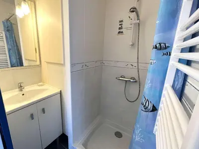 Salle de bains dans l'établissement Appartement avec jardin proche plage et port, 2 chambres, parking privé, équipements complets - FR-1-481-56
