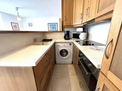 Cuisine ou kitchenette dans l'établissement Appartement avec jardin proche plage et port, 2 chambres, parking privé, équipements complets - FR-1-481-56