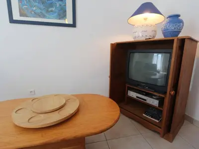 Télévision ou salle de divertissement dans l'établissement Appartement avec jardin proche plage et port, 2 chambres, parking privé, équipements complets - FR-1-481-56