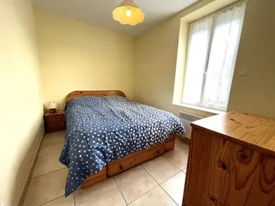 Un ou plusieurs lits dans un hébergement de l'établissement Appartement avec jardin proche plage et port, 2 chambres, parking privé, équipements complets - FR-1-481-56