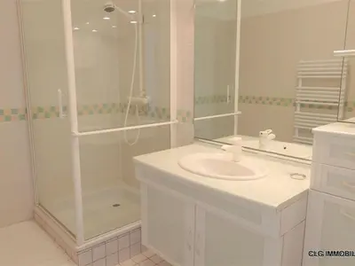 Salle de bains dans l'établissement Bénodet, superbe duplex 3 étoiles, près de la plage, balcon et ascenseur - FR-1-481-61