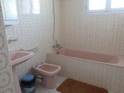 Salle de bains dans l'établissement Maison calme avec jardin clos, proche plage Cap Coz, 5 chambres, garage - Fouesnant - FR-1-481-68