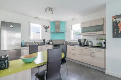 Cuisine ou kitchenette dans l'établissement TIEGEZH - Maison familiale Carantec