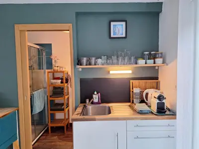 Cuisine ou kitchenette dans l'établissement Roulotte Gîtes O bien-être massage Spa Séjour bien-être en hébergement insolite roulotte Karantez ou en gîtes Melon ou Yock à 800 m des plages