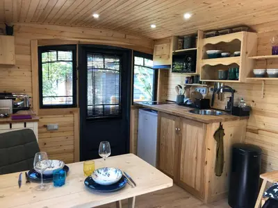 Cuisine ou kitchenette dans l'établissement Roulotte Gîtes O bien-être massage Spa Séjour bien-être en hébergement insolite roulotte Karantez ou en gîtes Melon ou Yock à 800 m des plages