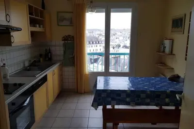 Cuisine ou kitchenette dans l'établissement Appartement vue sur mer Morgat centre