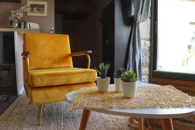 Coin salon dans l'établissement Le petit gîte cosy de Kerigou avec vue mer et plage