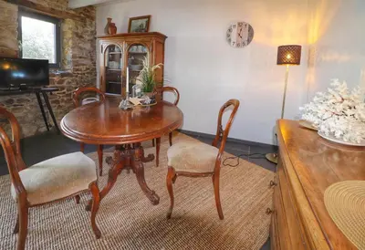 Télévision ou salle de divertissement dans l'établissement Le petit gîte cosy de Kerigou avec vue mer et plage