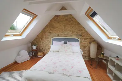 Un ou plusieurs lits dans un hébergement de l'établissement Le petit gîte cosy de Kerigou avec vue mer et plage