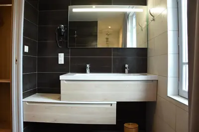 Salle de bains dans l'établissement une nuit sur le pont 1