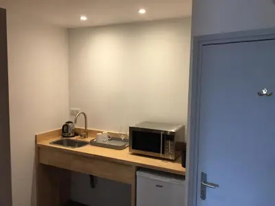 Cuisine ou kitchenette dans l'établissement une nuit sur le pont 1