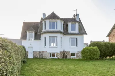 Jardin de l'établissement CABESTAN - Maison de famille au coeur du bourg - Vue Mer