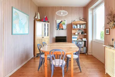 Télévision ou salle de divertissement dans l'établissement CABESTAN - Maison de famille au coeur du bourg - Vue Mer