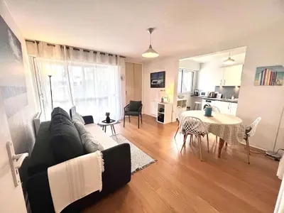 Coin salon dans l'établissement Appartement 3* à Bénodet, terrasse, parking, à 150m de la plage et thalasso - FR-1-481-49