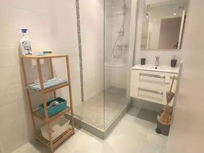 Salle de bains dans l'établissement Appartement 3* à Bénodet, terrasse, parking, à 150m de la plage et thalasso - FR-1-481-49