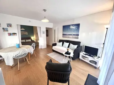 Télévision ou salle de divertissement dans l'établissement Appartement 3* à Bénodet, terrasse, parking, à 150m de la plage et thalasso - FR-1-481-49