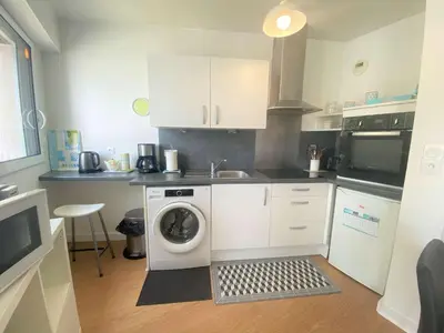 Cuisine ou kitchenette dans l'établissement Appartement 3* à Bénodet, terrasse, parking, à 150m de la plage et thalasso - FR-1-481-49