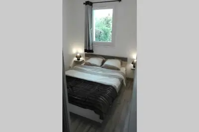 Un ou plusieurs lits dans un hébergement de l'établissement Appartement jardin a 100m de la plage et Thalasso
