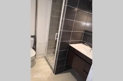 Salle de bains dans l'établissement Appartement jardin a 100m de la plage et Thalasso