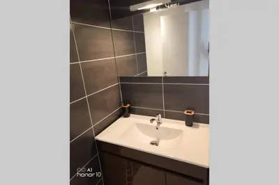 Salle de bains dans l'établissement Appartement jardin a 100m de la plage et Thalasso