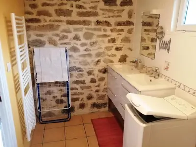 Salle de bains dans l'établissement La Glycine